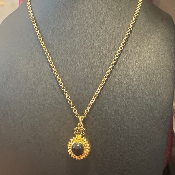 Chanel Vintage CC Black Gripoix Gold Pendant Necklace 1980s 24k gold plated CoA - Picture 1 of 5